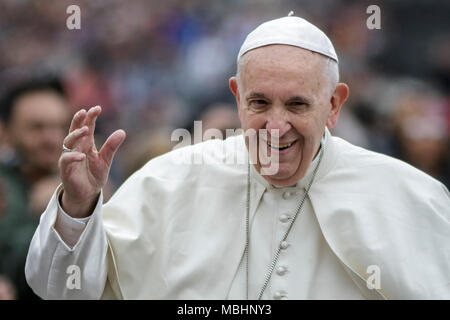 Vatikan, Vatikan. 11. April 2018. Papst Franziskus führt seine Generalaudienz auf dem Petersplatz. Credit: Giuseppe Ciccia/Alamy leben Nachrichten Stockfoto