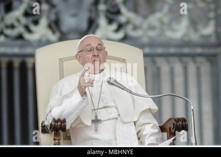 Vatikan, Vatikan. 11. April 2018. Papst Franziskus führt seine Generalaudienz auf dem Petersplatz. Credit: Giuseppe Ciccia/Alamy leben Nachrichten Stockfoto