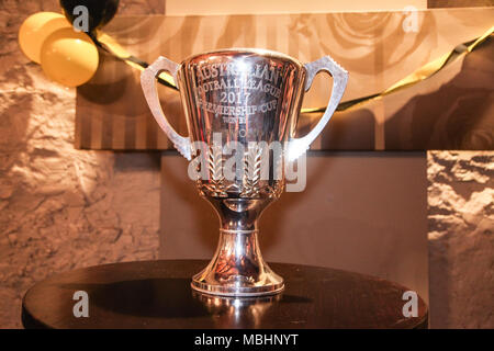 Ballarat, Victoria, Australien. 11. April 2018. 2017 AFL Grand Final sah das Richmond Tiger eine Dürre, die bis 1980 zurückgehen der Adelaide Crows zu besiegen, ihr 11 premiership zu gewinnen. Die Schale war auf einer Tour von Victoria Ende 2017 aber nach harter Arbeit durch die Ballarat Tiger Support Club und der Licenecee der Veranstaltungsort sie sicherten die Veranstaltung für die Öffentlichkeit und die Anhänger der Ballarat ausgeschlossen. Credit: Brett Keating/Alamy leben Nachrichten Stockfoto