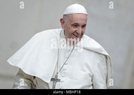 Vatikan, Vatikan. 11. April 2018. Papst Franziskus führt seine Generalaudienz auf dem Petersplatz. Credit: Giuseppe Ciccia/Alamy leben Nachrichten Stockfoto