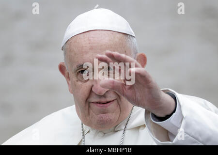 Vatikan, Vatikan. 11. April 2018. Papst Franziskus führt seine Generalaudienz auf dem Petersplatz. Credit: Giuseppe Ciccia/Alamy leben Nachrichten Stockfoto