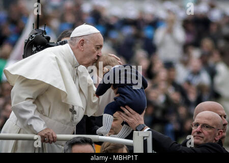 Vatikan, Vatikan. 11. April 2018. Papst Franziskus führt seine Generalaudienz auf dem Petersplatz. Credit: Giuseppe Ciccia/Alamy leben Nachrichten Stockfoto