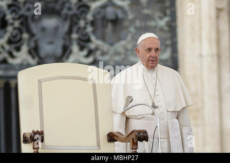 Vatikan, Vatikan. 11. April 2018. Papst Franziskus führt seine Generalaudienz auf dem Petersplatz. Credit: Giuseppe Ciccia/Alamy leben Nachrichten Stockfoto