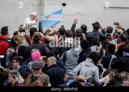 Vatikan, Vatikan. 11. April 2018. Papst Franziskus führt seine Generalaudienz auf dem Petersplatz. Credit: Giuseppe Ciccia/Alamy leben Nachrichten Stockfoto