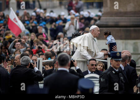 Vatikan, Vatikan. 11. April 2018. Papst Franziskus führt seine Generalaudienz auf dem Petersplatz. Credit: Giuseppe Ciccia/Alamy leben Nachrichten Stockfoto