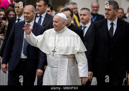 Vatikan, Vatikan. 11. April 2018. Papst Franziskus führt seine Generalaudienz auf dem Petersplatz. Credit: Giuseppe Ciccia/Alamy leben Nachrichten Stockfoto