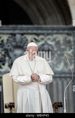 Vatikan, Vatikan. 11. April 2018. Papst Franziskus führt seine Generalaudienz auf dem Petersplatz. Credit: Giuseppe Ciccia/Alamy leben Nachrichten Stockfoto