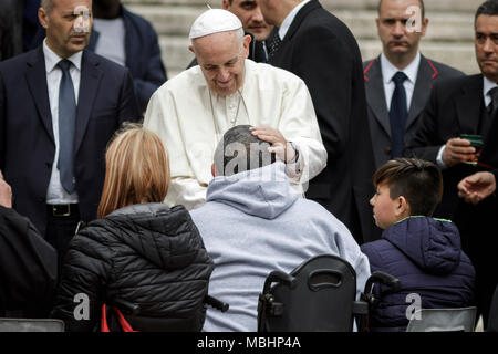 Vatikan, Vatikan. 11. April 2018. Papst Franziskus führt seine Generalaudienz auf dem Petersplatz. Credit: Giuseppe Ciccia/Alamy leben Nachrichten Stockfoto