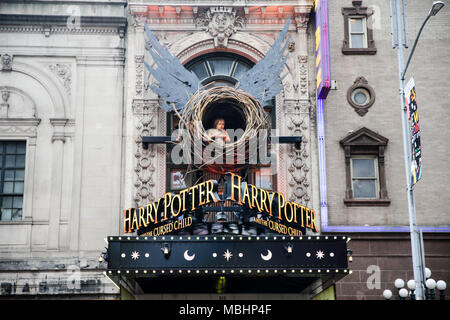 New York, New York, USA. 10 Apr, 2018. Vor dem offiziellen Start des Lyric Theatre am Broadway in New York City am Dienstag, die Premiere von "Harry Potter und der Curseed Kind'' eine Aufzeichnung von Ticket Office. Die Premiere für die große Öffentlichkeit findet am 22. April. Credit: William Volcov/ZUMA Draht/Alamy leben Nachrichten Stockfoto