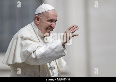 Vatikan, Vatikan. 11. April 2018. Papst Franziskus führt seine Generalaudienz auf dem Petersplatz. Credit: Giuseppe Ciccia/Alamy leben Nachrichten Stockfoto