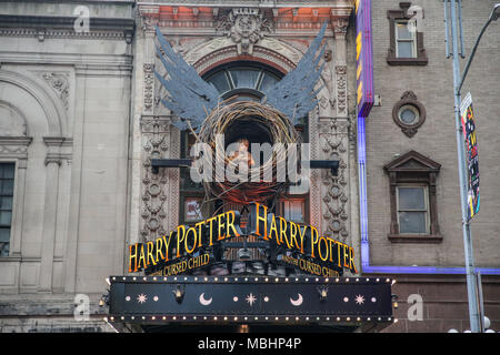 New York, New York, USA. 10 Apr, 2018. Vor dem offiziellen Start des Lyric Theatre am Broadway in New York City am Dienstag, die Premiere von "Harry Potter und der Curseed Kind'' eine Aufzeichnung von Ticket Office. Die Premiere für die große Öffentlichkeit findet am 22. April. Credit: William Volcov/ZUMA Draht/Alamy leben Nachrichten Stockfoto