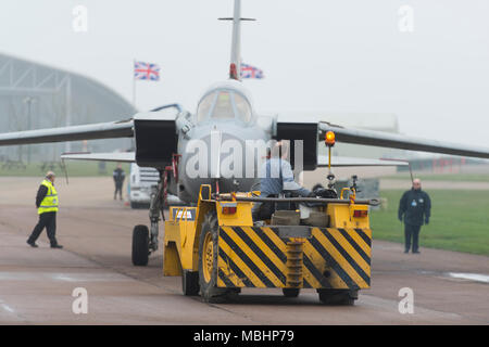 IWM Duxford, Cambridgeshire, Großbritannien. 11. April 2018. Imperial War Museum, Arbeiten mit RAF Marham, hinzufügen Tornado GR4 ZA 469 an die Displays am IWM Duxford. Tornado GR4 ZA 469 ist von der Erhaltung der Halle im Luftraum um die Schlacht von Großbritannien Ausstellung, wo Sie auf der Anzeige zu Besucher geht vom 11. April 2018 transportiert. Der Tornado GR4 ist die bedeutendste Jet von der RAF während der letzten 27 Jahre genutzt und weiter bis 2019. Credit: Malcolm Park/Alamy Leben Nachrichten. Stockfoto