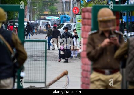 Srinagar, Kashmir. 11. April 2018. April 11, 2018 - Srinagar, J&K, - einem Kaschmirischen student Protester hebt einen Stein werfen, bevor es in Richtung Regierung Kräfte während der Auseinandersetzungen in Srinagar, Indien verwalteten Kaschmir. Vier Zivilisten wurden getötet, als Regierungstruppen auf Kaschmir Demonstranten in der Nähe der Ort der Begegnung im Stadtteil Kulgam der Indischen verwalteten Kaschmir gefeuert. Sobald die Nachricht von der Ermordung ausbreiten, die Studenten der verschiedenen Institutionen auf die Strasse und inszenierten Protest. Led für eine Abschaltung am Stockfoto