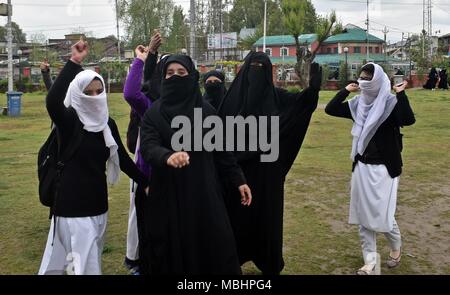 Srinagar, Kashmir. 11. April 2018. April 11, 2018 - Srinagar, J&K, -Kaschmir Studentinnen schreien anti-indischen und pro-freiheit Parolen bei einem Protest gegen die Tötung von 4 Zivilisten in Kulgam Distrikt des indischen verwalteten Kaschmir. Vier Zivilisten wurden getötet, als Regierungstruppen auf Kaschmir Demonstranten in der Nähe der Ort der Begegnung im Stadtteil Kulgam der Indischen verwalteten Kaschmir gefeuert. Sobald die Nachricht von der Ermordung ausbreiten, die Studenten der verschiedenen Institutionen auf die Straße und protestieren. Stockfoto