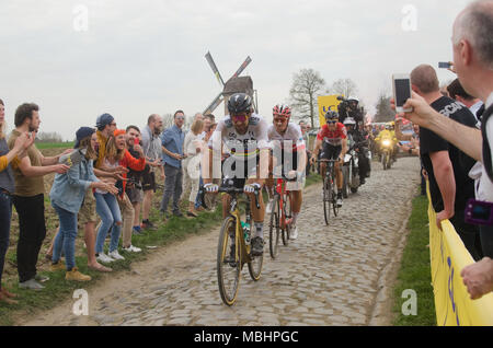 Templeuve, Frankreich, 8. April, 2018. Weltmeister Peter Sagan nimmt die Leitung auf der Templeuve - Moulin-de-Vertain cobble Sektor auf seiner Weise zum Gewinnen Fahrrad der 116 Paris-Roubaix eintägige professionelle Männer Straße Rennen in Frankreich. Credit: Lenore Humes. Stockfoto