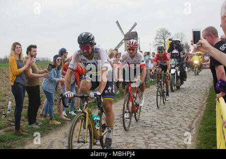 Templeuve, Frankreich, 8. April, 2018. Weltmeister Peter Sagan nimmt die Leitung auf der Templeuve - Moulin-de-Vertain cobble Sektor auf seiner Weise zum Gewinnen Fahrrad der 116 Paris-Roubaix eintägige professionelle Männer Straße Rennen in Frankreich. Credit: Lenore Humes. Stockfoto