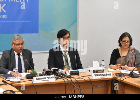 Dhaka. 11 Apr, 2018. Asian Development Bank (ADB) die Beamten kurze Journalisten auf der ADB Blick auf Bangladesch Wirtschaftswachstum in Dhaka, Bangladesh, 11. April 2018. Die Asian Development Bank (ADB) ist die Prognose der Bangladesch Wirtschaft um 7 Prozent im Geschäftsjahr 2018-2019 (Juli 2018 - Juni 2019), worin die Moderation vom letzten Jahr zu erweitern, wie Landwirtschaft und Dienstleistungen Wachstum verlangsamen. Quelle: Xinhua/Alamy leben Nachrichten Stockfoto