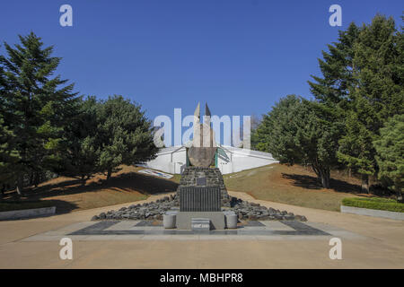 Cheorwon, GANGWON, Südkorea. 11 Apr, 2018. April 11, 2018 - Goyang, Korea - koreanische Krieg Schlacht von White Horse Denkmal in Cheorwon, Südkorea. Der Schlacht auf dem weißen Pferd war ein weiterer in einer Reihe von blutigen Schlachten für dominante hilltop Positionen während des Koreakrieges. Baengma - goji war ein 395-Meter (1.296 ft) Hill in den Eisernen Dreieck, von Pyonggang an seiner Spitze und Gimhwa - eup und Cheorwon an seiner Basis gebildet, war eine strategische Transportroute in der zentralen Region der koreanischen Halbinsel. White Horse war der Kamm einer bewaldeten Hügel Masse, ein Nordwesten - zu verlängern - Stockfoto