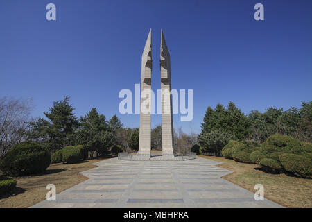 Cheorwon, GANGWON, Südkorea. 11 Apr, 2018. April 11, 2018 - Goyang, Korea - koreanische Krieg Schlacht von White Horse Denkmal in Cheorwon, Südkorea. Der Schlacht auf dem weißen Pferd war ein weiterer in einer Reihe von blutigen Schlachten für dominante hilltop Positionen während des Koreakrieges. Baengma - goji war ein 395-Meter (1.296 ft) Hill in den Eisernen Dreieck, von Pyonggang an seiner Spitze und Gimhwa - eup und Cheorwon an seiner Basis gebildet, war eine strategische Transportroute in der zentralen Region der koreanischen Halbinsel. White Horse war der Kamm einer bewaldeten Hügel Masse, ein Nordwesten - zu verlängern - Stockfoto