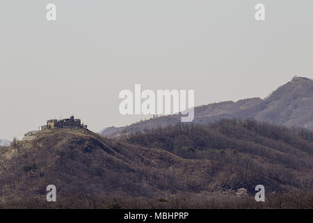 Cheorwon, GANGWON, Südkorea. 11 Apr, 2018. April 11, 2018 - Goyang, Korea - koreanische Krieg Schlacht auf dem weißen Pferd und der zivilen Kontrolle in Cheorwon, Südkorea. Der Schlacht auf dem weißen Pferd war ein weiterer in einer Reihe von blutigen Schlachten für dominante hilltop Positionen während des Koreakrieges. Baengma - goji war ein 395-Meter (1.296 ft) Hill in den Eisernen Dreieck, von Pyonggang an seiner Spitze und Gimhwa - eup und Cheorwon an seiner Basis gebildet, war eine strategische Transportroute in der zentralen Region der koreanischen Halbinsel. White Horse war der Kamm einer bewaldeten Hügel Masse, die in einer n Erweiterte Stockfoto