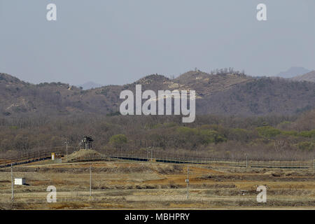Cheorwon, GANGWON, Südkorea. 11 Apr, 2018. April 11, 2018 - Goyang, Korea - koreanische Krieg Schlacht auf dem weißen Pferd und der zivilen Kontrolle in Cheorwon, Südkorea. Der Schlacht auf dem weißen Pferd war ein weiterer in einer Reihe von blutigen Schlachten für dominante hilltop Positionen während des Koreakrieges. Baengma - goji war ein 395-Meter (1.296 ft) Hill in den Eisernen Dreieck, von Pyonggang an seiner Spitze und Gimhwa - eup und Cheorwon an seiner Basis gebildet, war eine strategische Transportroute in der zentralen Region der koreanischen Halbinsel. White Horse war der Kamm einer bewaldeten Hügel Masse, die in einer n Erweiterte Stockfoto