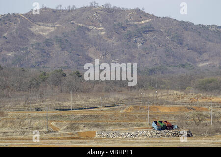 Cheorwon, GANGWON, Südkorea. 11 Apr, 2018. April 11, 2018 - Goyang, Korea - koreanische Krieg Schlacht auf dem weißen Pferd und der zivilen Kontrolle in Cheorwon, Südkorea. Der Schlacht auf dem weißen Pferd war ein weiterer in einer Reihe von blutigen Schlachten für dominante hilltop Positionen während des Koreakrieges. Baengma - goji war ein 395-Meter (1.296 ft) Hill in den Eisernen Dreieck, von Pyonggang an seiner Spitze und Gimhwa - eup und Cheorwon an seiner Basis gebildet, war eine strategische Transportroute in der zentralen Region der koreanischen Halbinsel. White Horse war der Kamm einer bewaldeten Hügel Masse, die in einer n Erweiterte Stockfoto