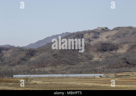 Cheorwon, GANGWON, Südkorea. 11 Apr, 2018. April 11, 2018 - Goyang, Korea - koreanische Krieg Schlacht auf dem weißen Pferd und der zivilen Kontrolle in Cheorwon, Südkorea. Der Schlacht auf dem weißen Pferd war ein weiterer in einer Reihe von blutigen Schlachten für dominante hilltop Positionen während des Koreakrieges. Baengma - goji war ein 395-Meter (1.296 ft) Hill in den Eisernen Dreieck, von Pyonggang an seiner Spitze und Gimhwa - eup und Cheorwon an seiner Basis gebildet, war eine strategische Transportroute in der zentralen Region der koreanischen Halbinsel. White Horse war der Kamm einer bewaldeten Hügel Masse, die in einer n Erweiterte Stockfoto