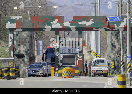 Cheorwon, GANGWON, Südkorea. 11 Apr, 2018. April 11, 2018 - Goyang, Korea - koreanische Krieg Schlacht auf dem weißen Pferd und der zivilen Kontrolle Line Check Point in Cheorwon, Südkorea. Der Schlacht auf dem weißen Pferd war ein weiterer in einer Reihe von blutigen Schlachten für dominante hilltop Positionen während des Koreakrieges. Baengma - goji war ein 395-Meter (1.296 ft) Hill in den Eisernen Dreieck, von Pyonggang an seiner Spitze und Gimhwa - eup und Cheorwon an seiner Basis gebildet, war eine strategische Transportroute in der zentralen Region der koreanischen Halbinsel. White Horse war der Kamm einer bewaldeten Hügel Masse, dass ext Stockfoto