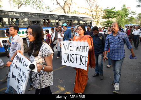 Kolkata, West Bengal, Indien. 11 Apr, 2018. Mehrere Journalisten gesehen Plakate während des Protestes. Hunderte von Journalisten protestieren gegen die herrschende Partei angeblichen Angriff auf Journalisten über Bengalen während Panchayat Nominierung Deckung. Die Rallye begann an der Mayo Straße Mahatma Gandhi Statue. und Dorina Kreuzung in Kalkutta gipfelte. Das Tragen von schwarzen Streifen auf Arme und für ihre Münder mit schwarzen Schals, Hunderte von Journalisten, Kameraleute und Fotojournalisten nahmen an der Kundgebung. Credit: ZUMA Press, Inc./Alamy leben Nachrichten Stockfoto