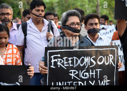 Kolkata, West Bengal, Indien. 11 Apr, 2018. Mehrere Journalisten gesehen Plakate während des Protestes. Hunderte von Journalisten protestieren gegen die herrschende Partei angeblichen Angriff auf Journalisten über Bengalen während Panchayat Nominierung Deckung. Die Rallye begann an der Mayo Straße Mahatma Gandhi Statue. und Dorina Kreuzung in Kalkutta gipfelte. Das Tragen von schwarzen Streifen auf Arme und für ihre Münder mit schwarzen Schals, Hunderte von Journalisten, Kameraleute und Fotojournalisten nahmen an der Kundgebung. Credit: ZUMA Press, Inc./Alamy leben Nachrichten Stockfoto