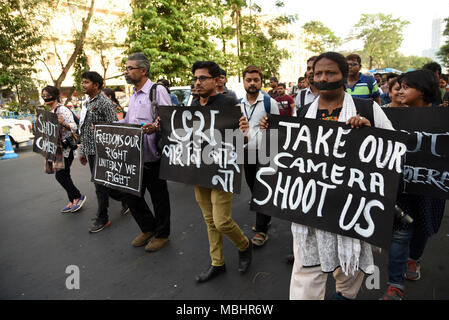 Kolkata, West Bengal, Indien. 11 Apr, 2018. Mehrere Journalisten gesehen Plakate während des Protestes. Hunderte von Journalisten protestieren gegen die herrschende Partei angeblichen Angriff auf Journalisten über Bengalen während Panchayat Nominierung Deckung. Die Rallye begann an der Mayo Straße Mahatma Gandhi Statue. und Dorina Kreuzung in Kalkutta gipfelte. Das Tragen von schwarzen Streifen auf Arme und für ihre Münder mit schwarzen Schals, Hunderte von Journalisten, Kameraleute und Fotojournalisten nahmen an der Kundgebung. Credit: ZUMA Press, Inc./Alamy leben Nachrichten Stockfoto