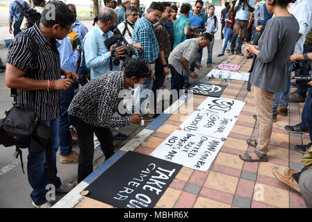 Kolkata, West Bengal, Indien. 11 Apr, 2018. Journalisten gesehen Vorbereitung Plakate Slogan während des Protestes. Hunderte von Journalisten protestieren gegen die herrschende Partei angeblichen Angriff auf Journalisten über Bengalen während Panchayat Nominierung Deckung. Die Rallye begann an der Mayo Straße Mahatma Gandhi Statue. und Dorina Kreuzung in Kalkutta gipfelte. Das Tragen von schwarzen Streifen auf Arme und für ihre Münder mit schwarzen Schals, Hunderte von Journalisten, Kameraleute und Fotojournalisten nahmen an der Kundgebung. Credit: ZUMA Press, Inc./Alamy leben Nachrichten Stockfoto