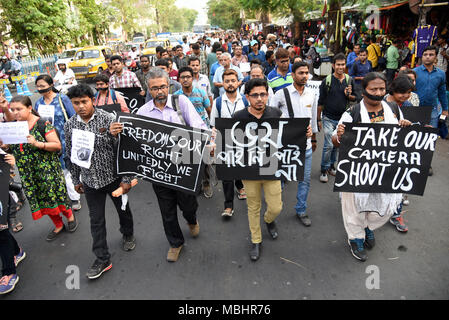 Kolkata, West Bengal, Indien. 11 Apr, 2018. Mehrere Journalisten gesehen Plakate während des Protestes. Hunderte von Journalisten protestieren gegen die herrschende Partei angeblichen Angriff auf Journalisten über Bengalen während Panchayat Nominierung Deckung. Die Rallye begann an der Mayo Straße Mahatma Gandhi Statue. und Dorina Kreuzung in Kalkutta gipfelte. Das Tragen von schwarzen Streifen auf Arme und für ihre Münder mit schwarzen Schals, Hunderte von Journalisten, Kameraleute und Fotojournalisten nahmen an der Kundgebung. Credit: ZUMA Press, Inc./Alamy leben Nachrichten Stockfoto