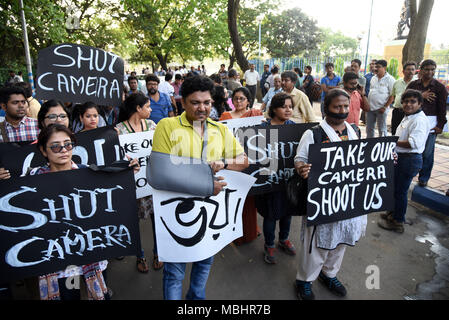 Kolkata, West Bengal, Indien. 11 Apr, 2018. Mehrere Journalisten gesehen Plakate während des Protestes. Hunderte von Journalisten protestieren gegen die herrschende Partei angeblichen Angriff auf Journalisten über Bengalen während Panchayat Nominierung Deckung. Die Rallye begann an der Mayo Straße Mahatma Gandhi Statue. und Dorina Kreuzung in Kalkutta gipfelte. Das Tragen von schwarzen Streifen auf Arme und für ihre Münder mit schwarzen Schals, Hunderte von Journalisten, Kameraleute und Fotojournalisten nahmen an der Kundgebung. Credit: ZUMA Press, Inc./Alamy leben Nachrichten Stockfoto