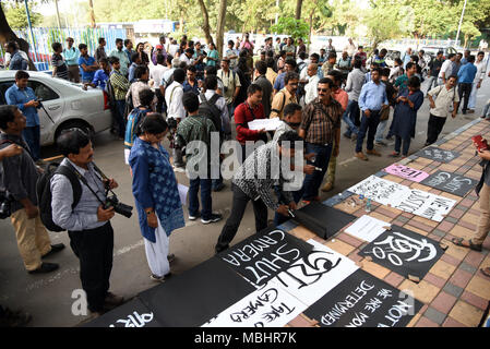 Kolkata, West Bengal, Indien. 11 Apr, 2018. Journalisten gesehen Vorbereitung Plakate Slogan während des Protestes. Hunderte von Journalisten protestieren gegen die herrschende Partei angeblichen Angriff auf Journalisten über Bengalen während Panchayat Nominierung Deckung. Die Rallye begann an der Mayo Straße Mahatma Gandhi Statue. und Dorina Kreuzung in Kalkutta gipfelte. Das Tragen von schwarzen Streifen auf Arme und für ihre Münder mit schwarzen Schals, Hunderte von Journalisten, Kameraleute und Fotojournalisten nahmen an der Kundgebung. Credit: ZUMA Press, Inc./Alamy leben Nachrichten Stockfoto