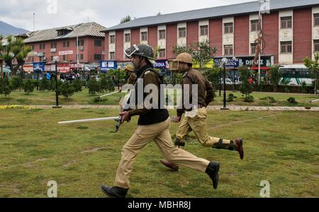 April 11, 2018 - Srinagar, J&K, Indien - Indische Polizisten jagen Kaschmirischen protestierenden Studenten (nicht dargestellt) bei einem Protest gegen die Tötung von 4 Zivilisten in Kulgam Distrikt des indischen verwalteten Kaschmir. Vier Zivilisten wurden getötet, als Regierungstruppen auf Kaschmir Demonstranten in der Nähe der Ort der Begegnung im Stadtteil Kulgam der Indischen verwalteten Kaschmir gefeuert. Sobald die Nachricht von der Ermordung ausbreiten, die Studenten der verschiedenen Institutionen auf die Straße und protestieren. Die Demonstranten erhoben pro-Freiheit und anti-Indien Parolen. In der Zwischenzeit die Separatisten haben für eine Abschaltung bei T genannt Stockfoto