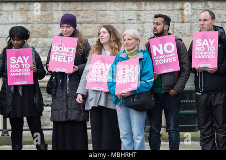 West Ealing, London, UK. 10. April 2018. Anti-abtreibungs-Unterstützer, darunter auch Mitglieder der Katholischen guten Rat Netzwerk halten eine Mahnwache außerhalb als Ealing Ealing Rathaus Rat Mitglieder des Kabinetts Abstimmung über erste in Großbritannien überhaupt Öffentlichen Raum Schutz Um (PSPO) sichere Zone außerhalb der Marie Stopes Gesundheit Klinik zu entscheiden. Credit: Guy Corbishley/Alamy leben Nachrichten Stockfoto