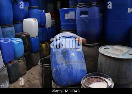 Dhaka, Bangladesch. 11 Apr, 2018. Ein Mann Reinigt Kunststoff Trommel für den Wiederverkauf in einem Großhandelsmarkt in der Nähe von Kawran Bazar. Quelle: Md. mehedi Hasan/ZUMA Draht/Alamy leben Nachrichten Stockfoto