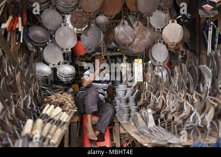 Dhaka, Bangladesch. 11 Apr, 2018. Ein Schmied Anbieter Gespräche am Telefon in der Nähe von Land größte Großhandel Markt an Kawran Bazar. Quelle: Md. mehedi Hasan/ZUMA Draht/Alamy leben Nachrichten Stockfoto