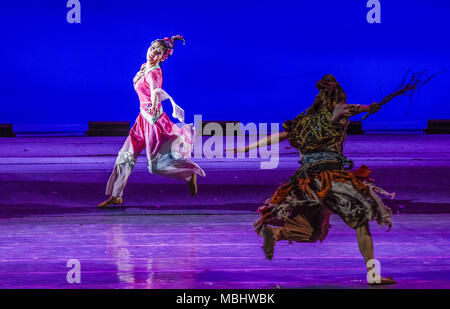 Nanning, Nanning, China. 11 Apr, 2018. Nanning, China - der Tanz Drama "Peach Blossom Land' in Nanning durchgeführt wird, im Südwesten Chinas Guangxi. Credit: SIPA Asien/ZUMA Draht/Alamy leben Nachrichten Stockfoto