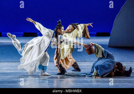 Nanning, Nanning, China. 11 Apr, 2018. Nanning, China - der Tanz Drama "Peach Blossom Land' in Nanning durchgeführt wird, im Südwesten Chinas Guangxi. Credit: SIPA Asien/ZUMA Draht/Alamy leben Nachrichten Stockfoto