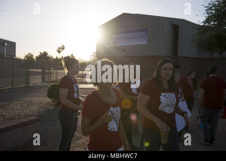 In Tempe, Arizona, USA. 11 Apr, 2018. Lehrer sammeln während einer "begehbaren" Demonstration am Mittwoch, den 11. April 2018, an Thew Volksschule in Tempe, Arizona. Lehrer inszenierte Walk-ins über den ganzen Staat Mittwoch in Fortsetzung fordert höhere Löhne und mehr Mittel für die öffentlichen Schulen. Credit: Ben Moffat/über ZUMA ZUMA Kabel/Kabel/Alamy leben Nachrichten Stockfoto