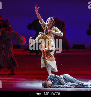 Nanning, Nanning, China. 11 Apr, 2018. Nanning, China - der Tanz Drama "Peach Blossom Land' in Nanning durchgeführt wird, im Südwesten Chinas Guangxi. Credit: SIPA Asien/ZUMA Draht/Alamy leben Nachrichten Stockfoto
