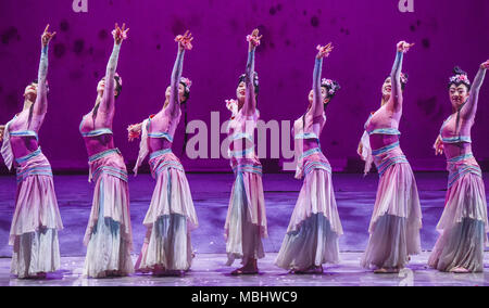 Nanning, Nanning, China. 11 Apr, 2018. Nanning, China - der Tanz Drama "Peach Blossom Land' in Nanning durchgeführt wird, im Südwesten Chinas Guangxi. Credit: SIPA Asien/ZUMA Draht/Alamy leben Nachrichten Stockfoto