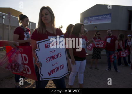 In Tempe, Arizona, USA. 11 Apr, 2018. Lehrer sammeln während einer "begehbaren" Demonstration am Mittwoch, den 11. April 2018, an Thew Volksschule in Tempe, Arizona. Lehrer inszenierte Walk-ins über den ganzen Staat Mittwoch in Fortsetzung fordert höhere Löhne und mehr Mittel für die öffentlichen Schulen. Credit: Ben Moffat/über ZUMA ZUMA Kabel/Kabel/Alamy leben Nachrichten Stockfoto