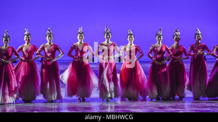 Nanning, Nanning, China. 11 Apr, 2018. Nanning, China - der Tanz Drama "Peach Blossom Land' in Nanning durchgeführt wird, im Südwesten Chinas Guangxi. Credit: SIPA Asien/ZUMA Draht/Alamy leben Nachrichten Stockfoto