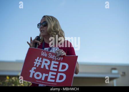 In Tempe, Arizona, USA. 11 Apr, 2018. Principal MARISSA SCHNECKLOTH spricht während einer "begehbaren" Demonstration am Mittwoch, den 11. April 2018, an Thew Volksschule in Tempe, Arizona. Lehrer inszenierte Walk-ins über den ganzen Staat Mittwoch in Fortsetzung fordert höhere Löhne und mehr Mittel für die öffentlichen Schulen. Credit: Ben Moffat/über ZUMA ZUMA Kabel/Kabel/Alamy leben Nachrichten Stockfoto