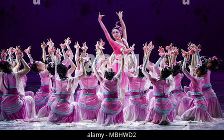 Nanning, Nanning, China. 11 Apr, 2018. Nanning, China - der Tanz Drama "Peach Blossom Land' in Nanning durchgeführt wird, im Südwesten Chinas Guangxi. Credit: SIPA Asien/ZUMA Draht/Alamy leben Nachrichten Stockfoto