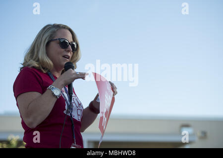 In Tempe, Arizona, USA. 11 Apr, 2018. Principal MARISSA SCHNECKLOTH spricht während einer "begehbaren" Demonstration am Mittwoch, den 11. April 2018, an Thew Volksschule in Tempe, Arizona. Lehrer inszenierte Walk-ins über den ganzen Staat Mittwoch in Fortsetzung fordert höhere Löhne und mehr Mittel für die öffentlichen Schulen. Credit: Ben Moffat/über ZUMA ZUMA Kabel/Kabel/Alamy leben Nachrichten Stockfoto