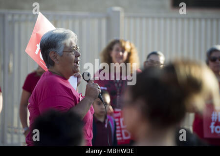 In Tempe, Arizona, USA. 11 Apr, 2018. ALEJANDRIA GUTIERREZ spricht während einer "begehbaren" Demonstration am Mittwoch, den 11. April 2018, an Thew Volksschule in Tempe, Arizona. Lehrer inszenierte Walk-ins über den ganzen Staat Mittwoch in Fortsetzung fordert höhere Löhne und mehr Mittel für die öffentlichen Schulen. Credit: Ben Moffat/über ZUMA ZUMA Kabel/Kabel/Alamy leben Nachrichten Stockfoto